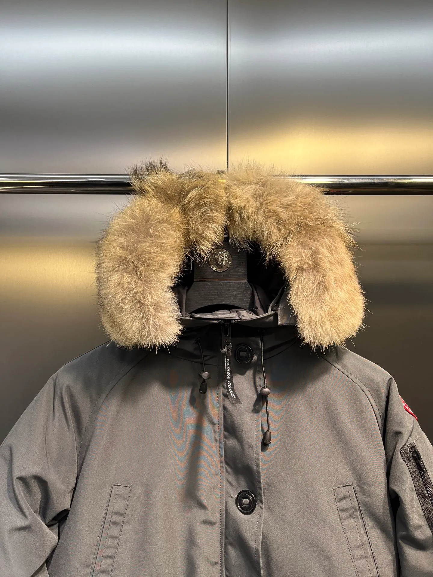 P780 CANADA GOOES 02 model (graphite gray) Chilliwa bomber jacket 02 model, chosen by Arctic and Antarctic scientific expedition teams as cold-proof equipment, the Rolls-Royce of down jackets. ➖ Industry-leading anti-counterfeiting chip sensing. ➖ Imported Behringer embroidery machines and customized embroidery labels, the highest level and industry leading. ➖ Imported Korean 21-count polyester-cotton blended original fabric, TC85 waterproof coated fabric, water-repellent, windproof and wear-resistant. ➖ The new national standard 80 white duck down is filled with an average of 520 grams of down. The amount of down filled is industry-leading. ➖ 100% nylon lon lining with double double-layer sealing design to prevent velvet running, seamless thread design on cuffs! ➖ Western Canadian Green Wolf Collar. ➖ Yoshida YKK provides original factory-customized electroplated sliders. YKK two-way lockable zippers are tight and smooth and do not peel off paint. ➖ 3M composite Velcro is durable and the accessories and hardware are all custom-made. Note: Our copywriting is only simple and clear. Instead of bragging about the copywriting, it is better to compare and understand with samples. Only for the purest, most focused, most professional, highest quality, and highest sex!  size：xs-xl